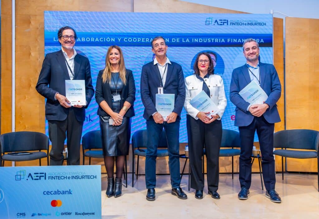 La Junta Directiva de la AEFI presentando el nuevo Libro Blanco