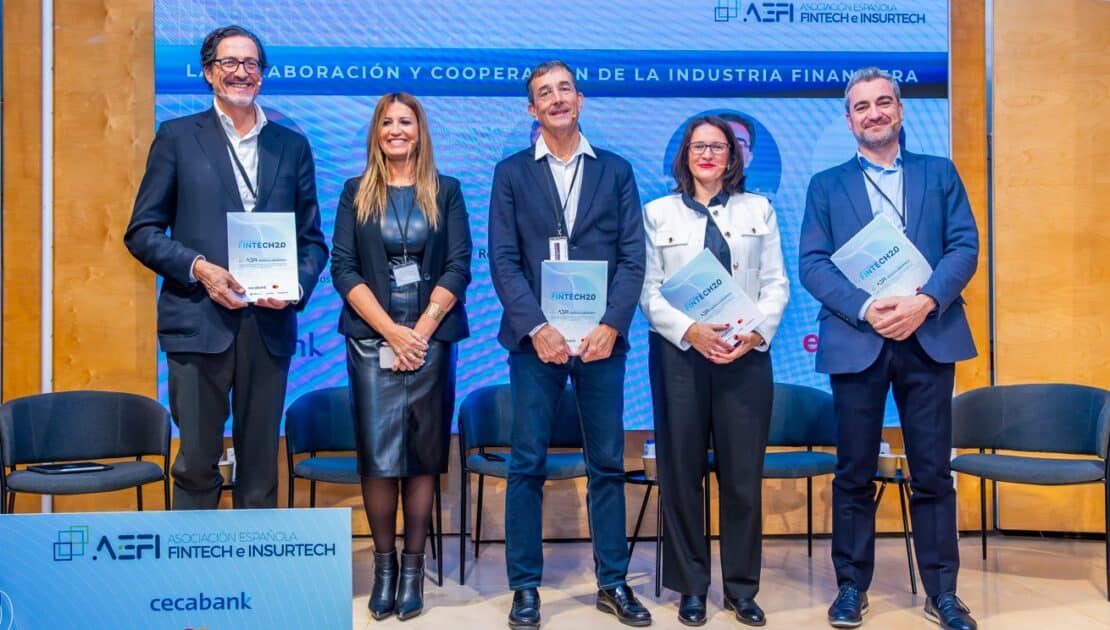 La Junta Directiva de la AEFI presentando el nuevo Libro Blanco