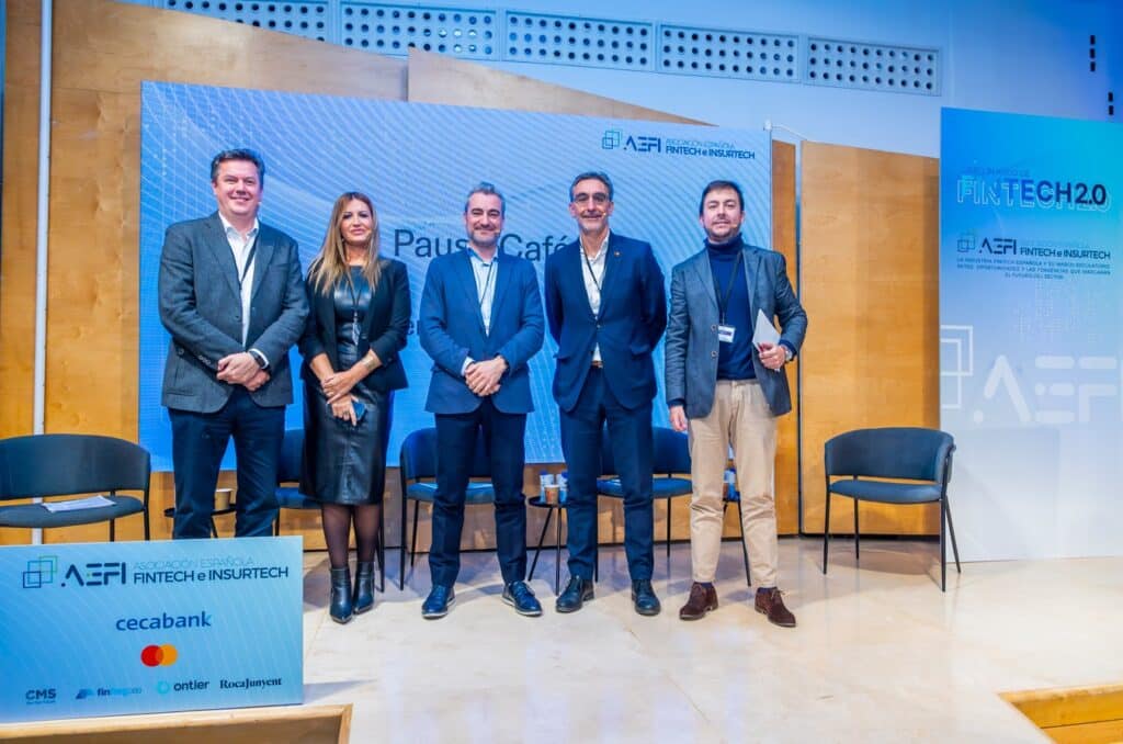 De izquierda a derecha: Juan José Gutiérrez, Director Corporativo de Servicios Tecnológicos de Cecabank; Silvia Escámez, Vicepresidenta de la AEFI; Rodrigo García de la Cruz, Vicepresidente de la AEFI; Alberto López, VP de Ciberseguridad de Mastercard; y Rodrigo Prieto, Director de Cuentas de Comunicación Financiera en Evercom.