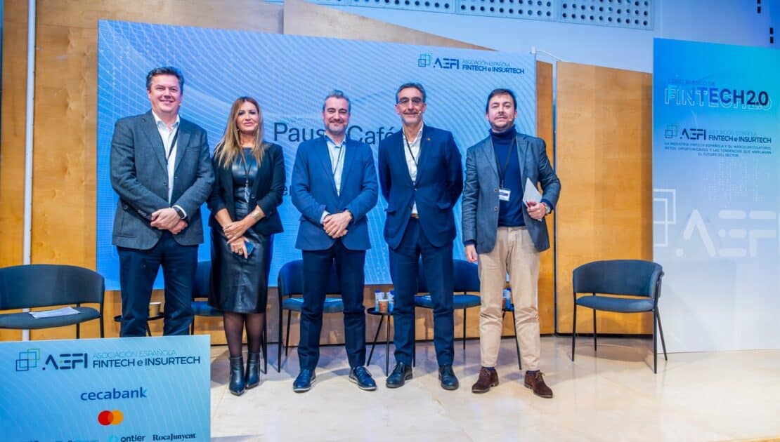 De izquierda a derecha: Juan José Gutiérrez, Director Corporativo de Servicios Tecnológicos de Cecabank; Silvia Escámez, Vicepresidenta de la AEFI; Rodrigo García de la Cruz, Vicepresidente de la AEFI; Alberto López, VP de Ciberseguridad de Mastercard; y Rodrigo Prieto, Director de Cuentas de Comunicación Financiera en Evercom.